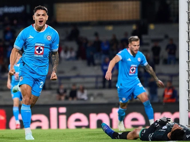 Cruz Azul se sobrepone a 'gol fantasma' y derrota a Pachuca
