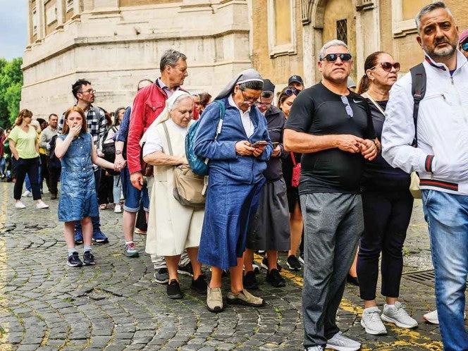 Tumba de Francisco atrae a miles
