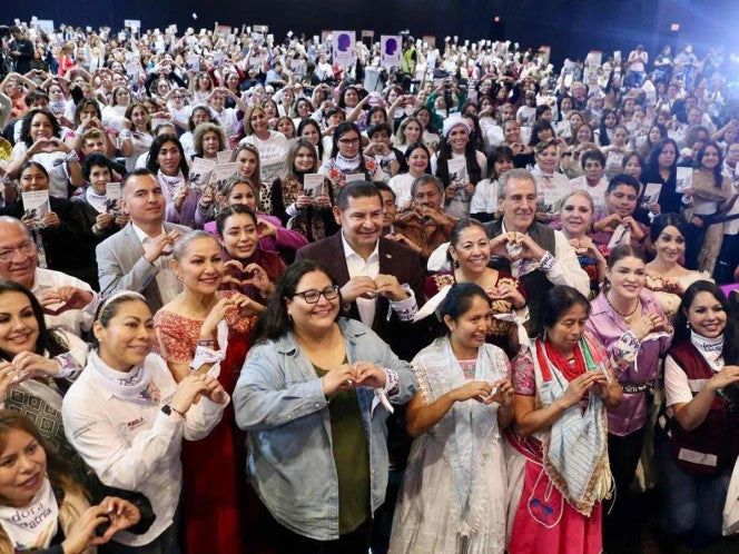 Puebla, primer estado en crear la red de Mujeres Tejedoras de la Patria