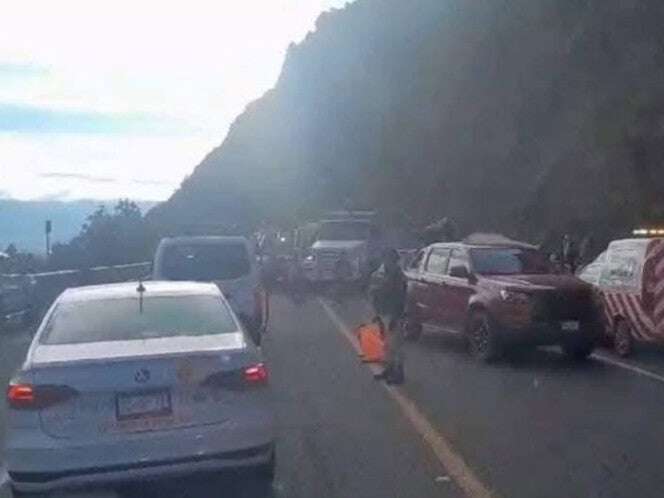 ¡Cargan con las chelas! Rapiña tras volcadura de camión con cervezas