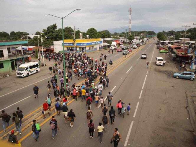 Caravana migrante avanza a Villa Comaltitlán; denuncia asedio