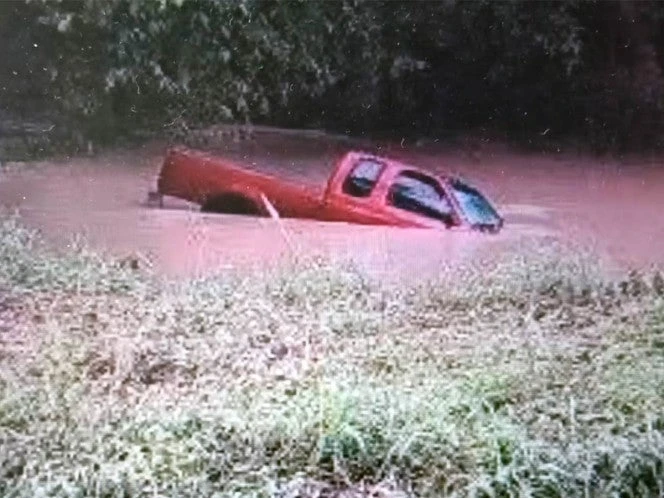 Hombre muere dentro de su camioneta tras inundación en Veracruz