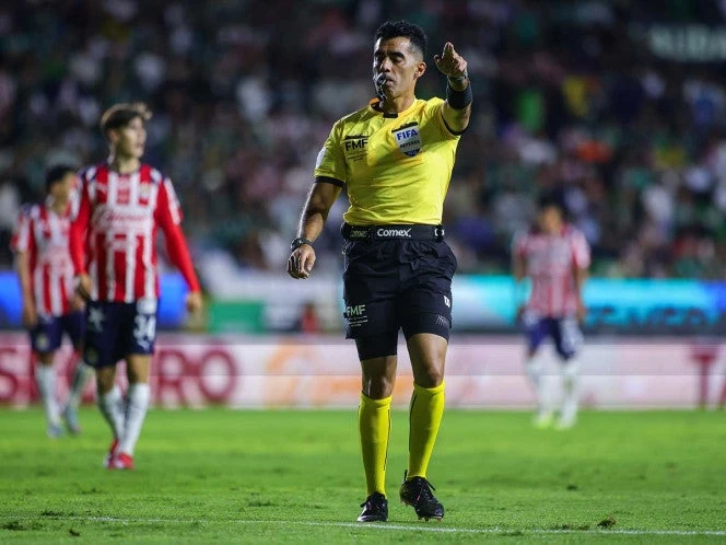 La polémica arbitral encendió el León vs Chivas