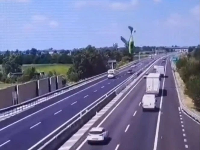 Aeronave se estrella sobre una carretera en pleno día; graban VIDEO de accidente