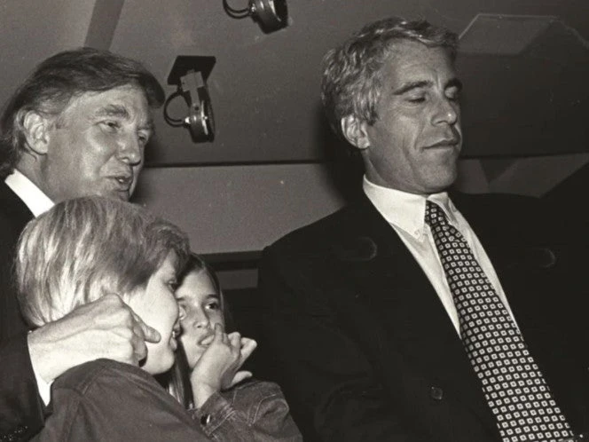 Revelan fotos inéditas de Trump y Epstein en eventos clave en los noventas