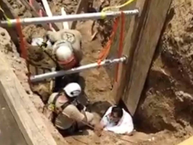 Derrumbe en Tlaquepaque deja un muerto y un hombre sepultado; intensifican las labores de rescate