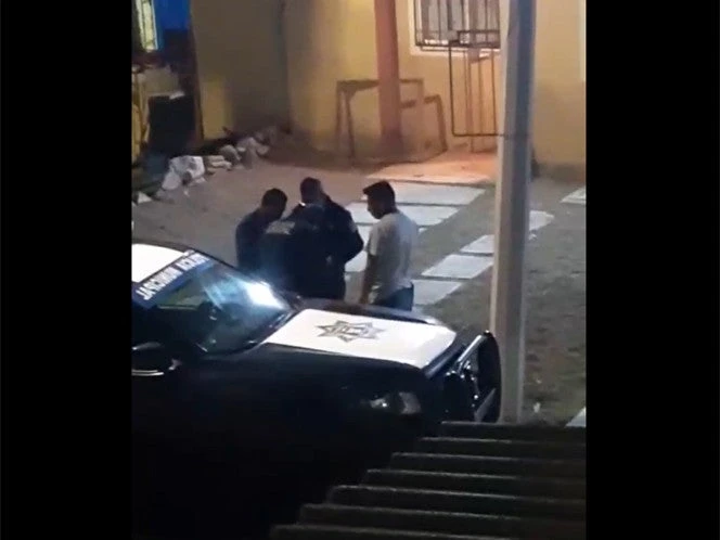 ‘Yo te las di, wey’; policías se emborrachan y pierden las llaves de la patrulla