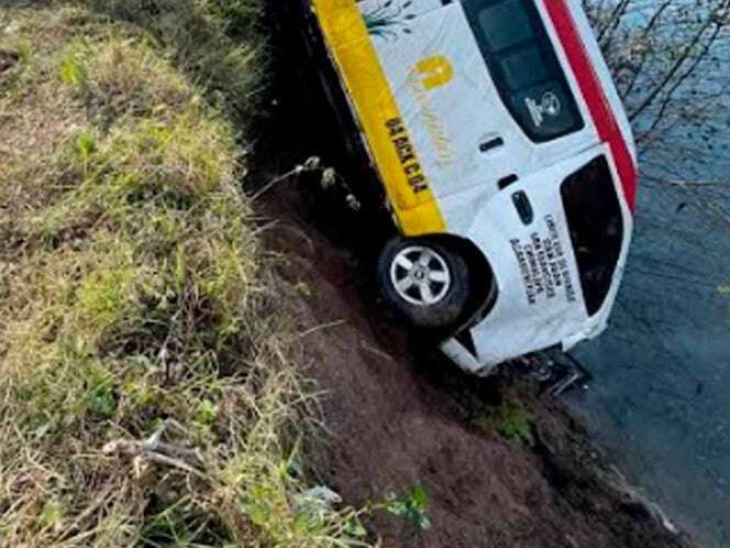 Combi de pasajeros vuelca a presa en Hidalgo; era conducida por adolescente de 16 años