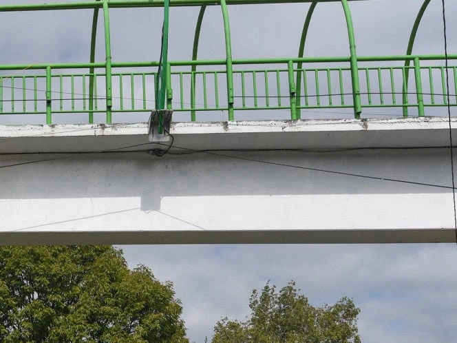 Abuelito con crisis emocional intenta saltar desde un puente; había perdido a su esposa