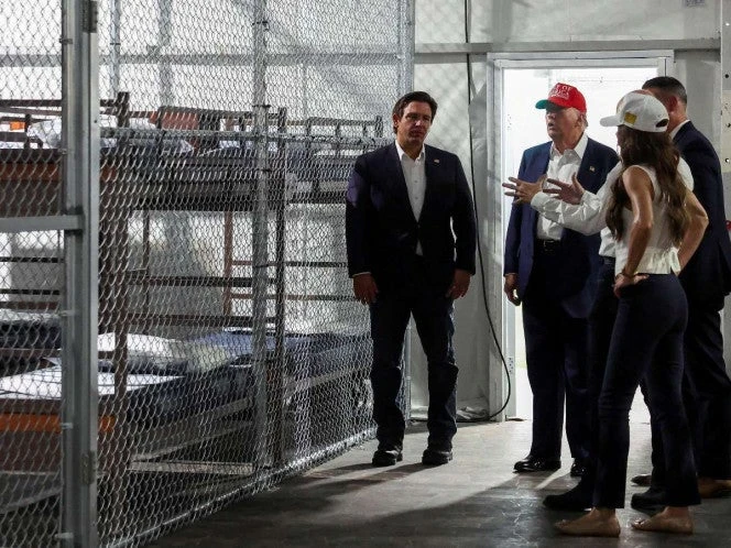 DeSantis anuncia las primeras deportaciones de migrantes del 'Alligator Alcatraz'