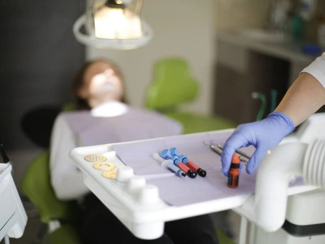 Detienen a falso dentista, que aprendió de tutoriales de internet, a tratar pacientes