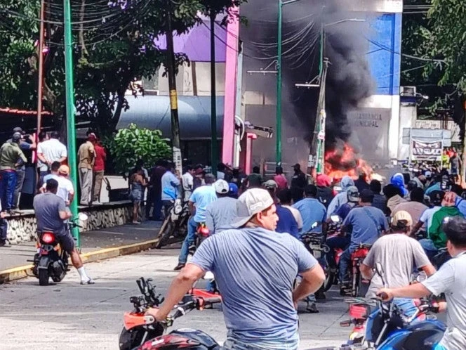 ¡Ya basta de mordidas!': la gente incendia patrullas en Tezonapa, Veracruz