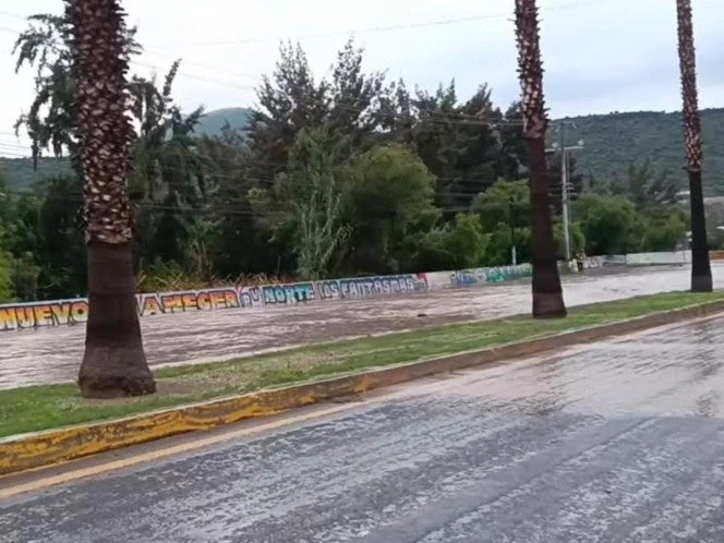 Se desborda arroyo sobre la carretera México-Laredo