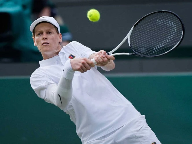 Jannik Sinner supera sus molestias y va a semis de Wimbledon