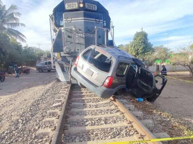 Tren impacta camioneta que intentó ganarle el paso en Sinaloa; reportan una persona fallecida