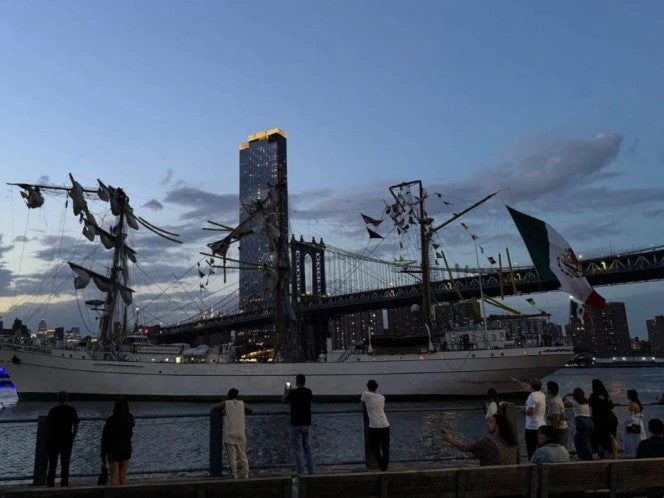 Mexicanos residentes en NY realizan vigilia por víctimas del Buque Cuauhtémoc
