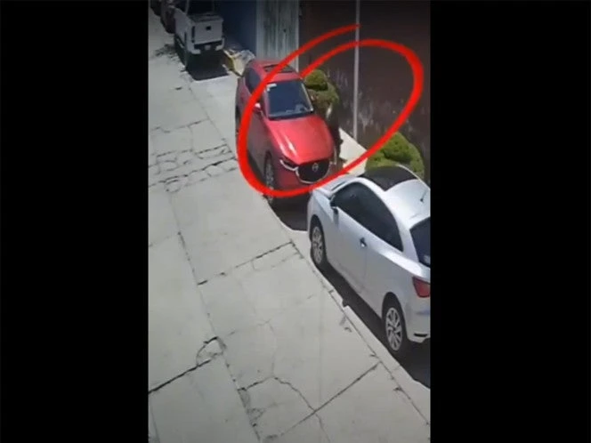 Video: Motociclista intenta incendiar vehículo en calles de Pachuca