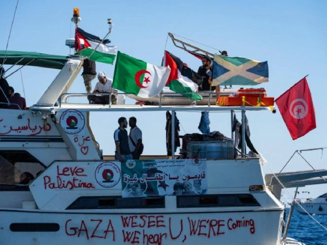 Último barco de la flotilla Sumud sigue en ruta a Gaza a pesar de Israel