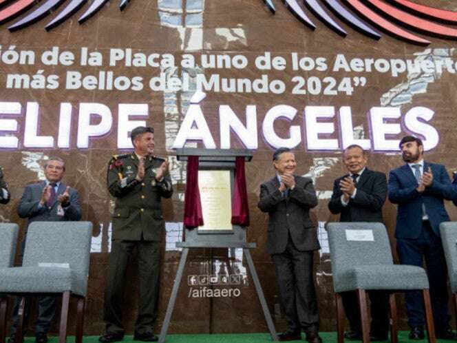 Develan placa de reconocimiento al AIFA