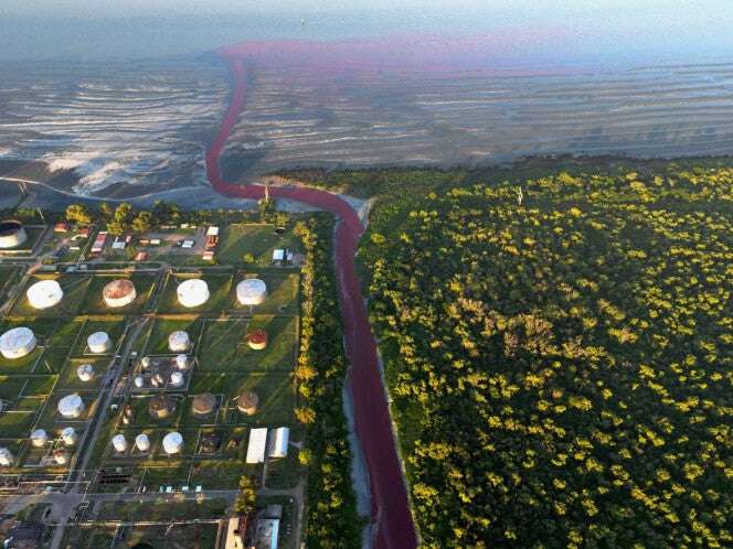 Río en las afueras Buenos Aires se 'tiñe' de rojo; vecinos denuncian contaminación