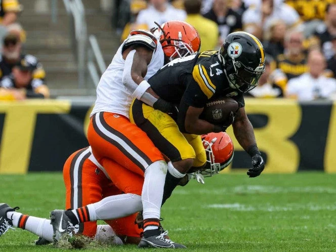 El pasto del estadio de los Steelers desata la furia de los jugadores