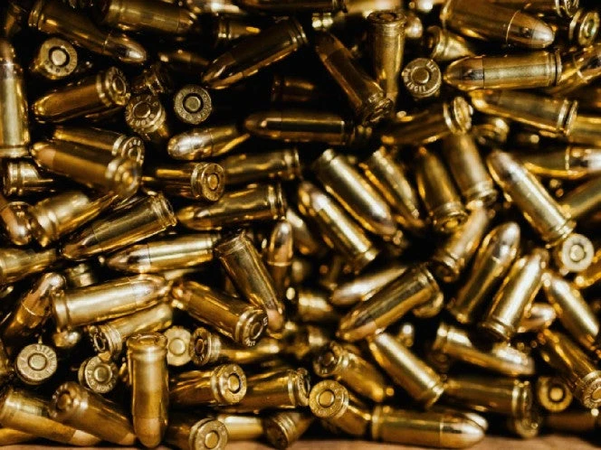 EU planea prohibir venta de armas… a las personas trans