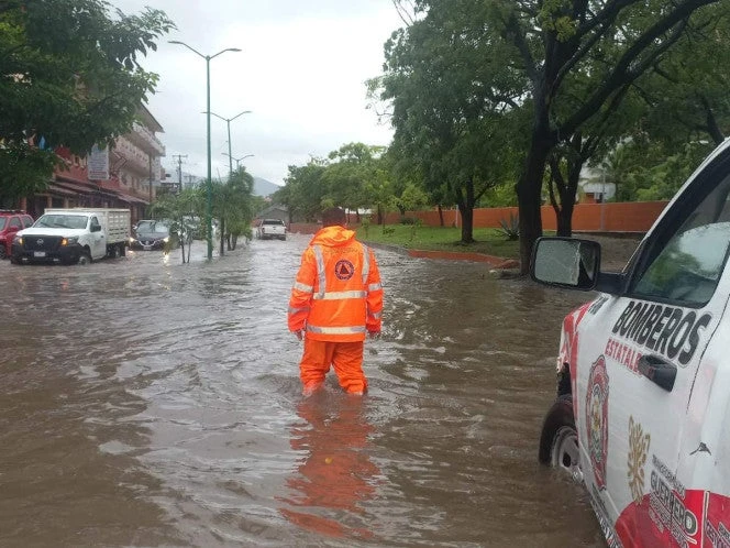 Tormenta tropical Raymond deja inundaciones en varias colonias de Zihuatanejo