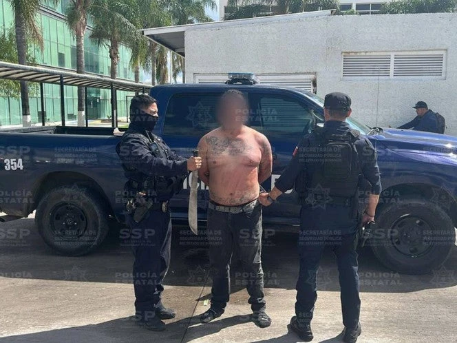 Padre de familia ataca a su esposa y a su hija de 14 años con un machete