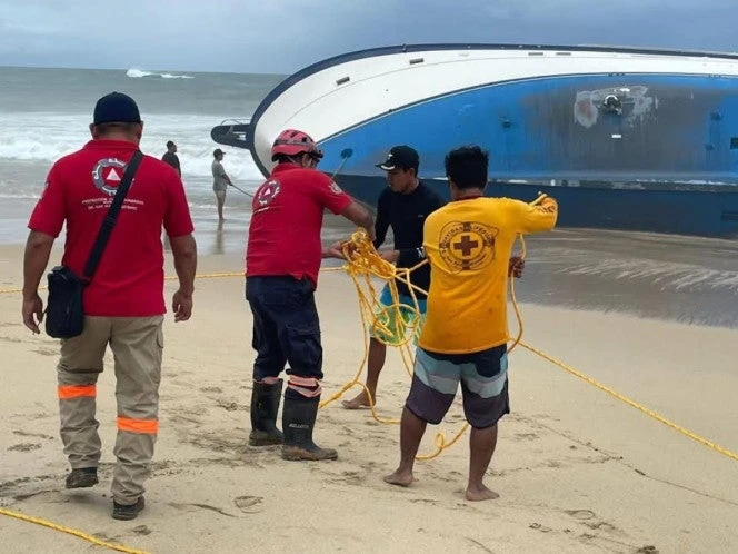 Yate queda varado en playa de Oaxaca tras ser golpeado por la fuerza de ‘Raymond’
