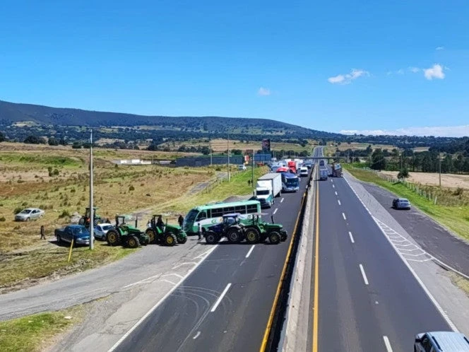 Campesinos de Tlaxcala mantienen bloqueos en carreteras
