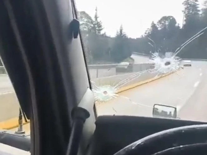 Chofer frustra asalto, pero resulta lesionado en la México-Puebla