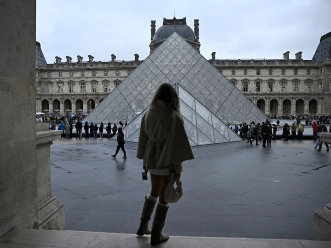 Museo de Louvre defiende la calidad de las vitrinas rotas en el robo de joyas