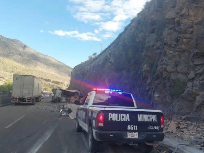 Trailero se salva de milagro tras accidente en carretera de Coahuila
