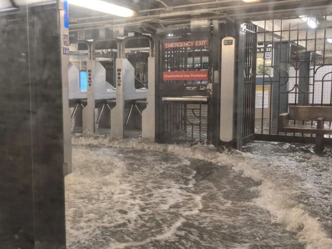 No es la CDMX... el Metro de NY se inundó, y graban 'cascadas con fuentes' en las estaciones