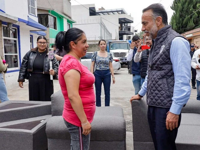 Fernando Flores encabeza entrega de apoyos a personas afectadas por intensa tormenta en Metepec