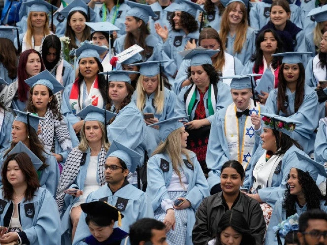Abucheos en graduación de Columbia por ausencia de estudiante propalestino
