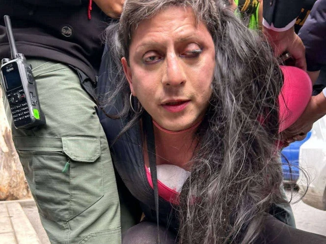 Hombre vestido de mujer es detenido... por filmar en el baño de un colegio