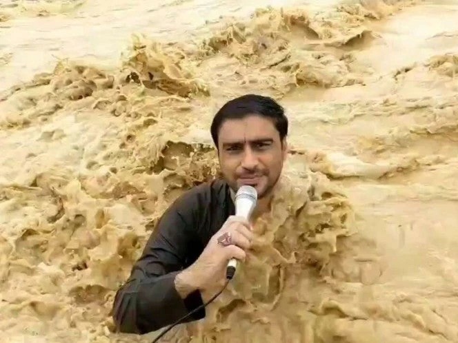 VIDEO: Reportero cubre las inundaciones en Pakistán... con el agua hasta el cuello