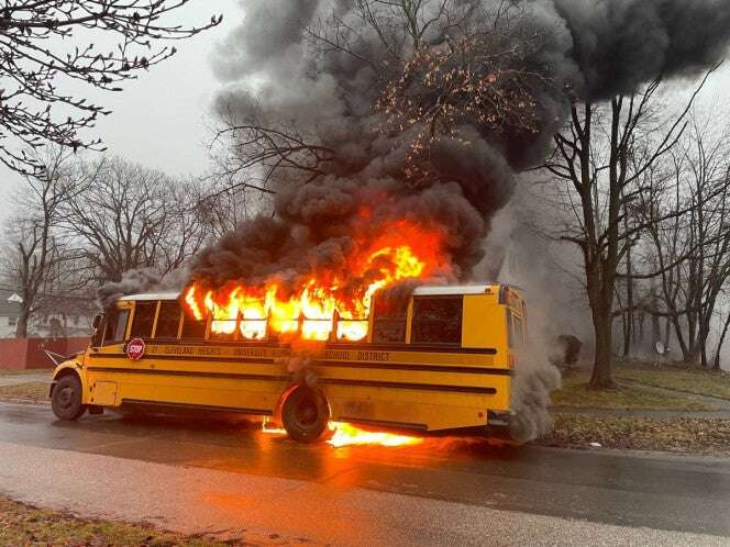 VIDEO: Autobús escolar arde en llamas... y el conductor logró salvar a los alumnos