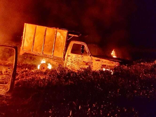 Arden tres camionetas huachicoleras en Hidalgo