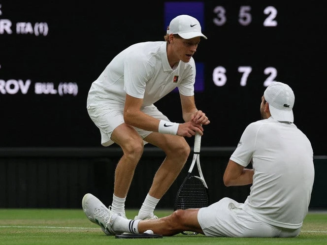 Jannik Sinner pierde dos sets y avanza por abandono de Dimitrov
