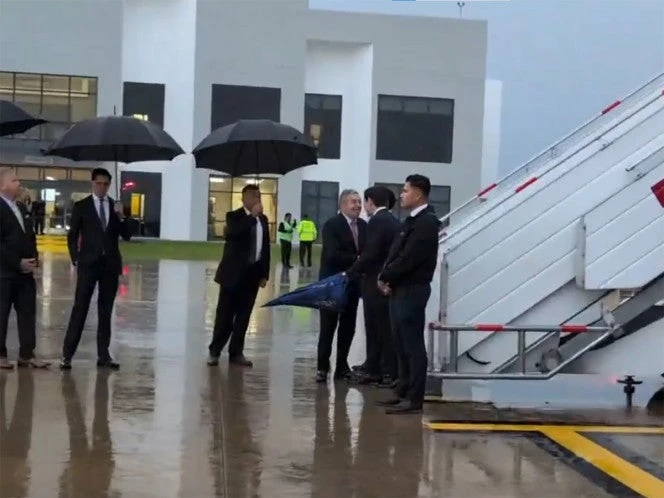 Marco Rubio llega al AIFA en medio de una fuerte lluvia