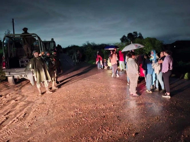 Rescatan a 40 personas varadas en presa de Durango 