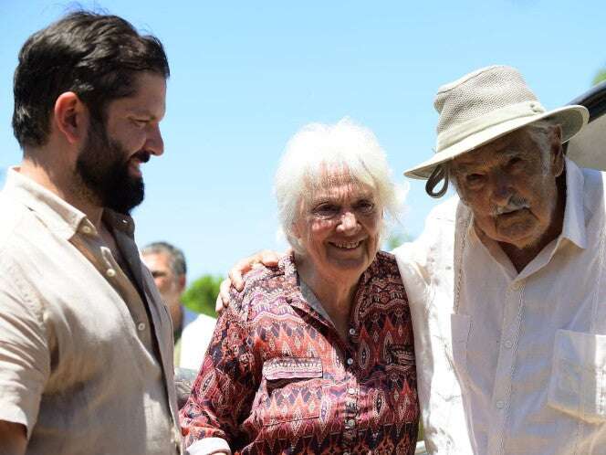 Boric planta un olivo con Mujica durante visita a Uruguay y critica a Venezuela