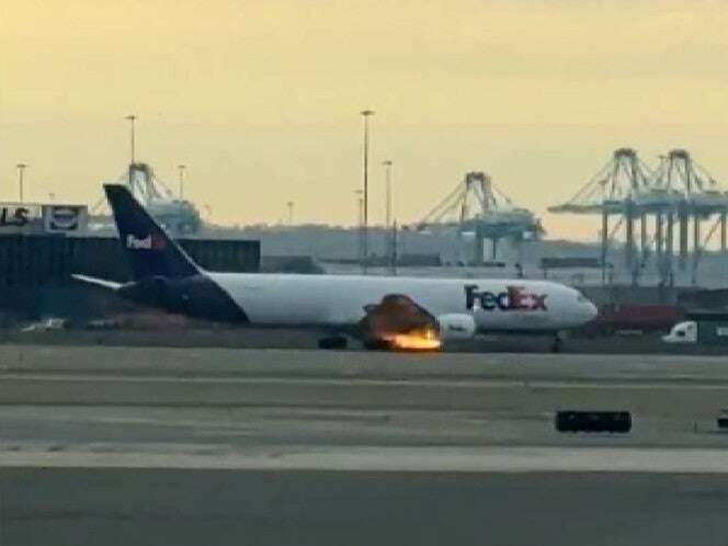 VIDEO: Avión de FedEx se incendia tras chocar con un pájaro; aterriza de emergencia