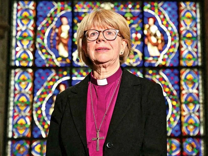 Una mujer, al frente de iglesia anglicana