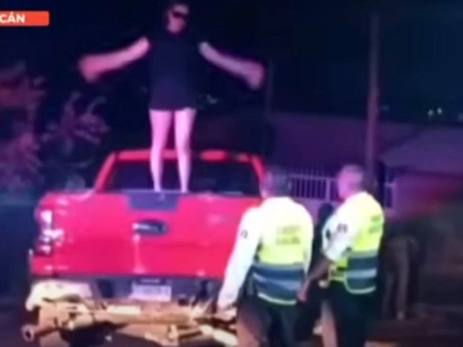 ‘Dame las llaves pen…’, mujer ebria insulta y agrede a policías tras choque
