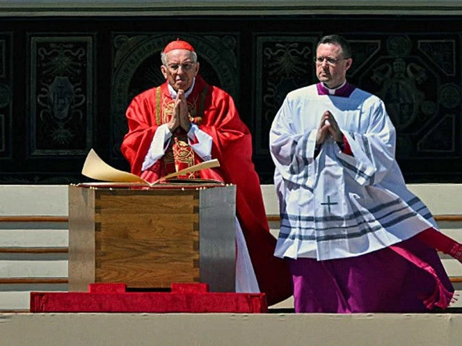 Cardenal Re restaca el llamado del papa a Trump a 