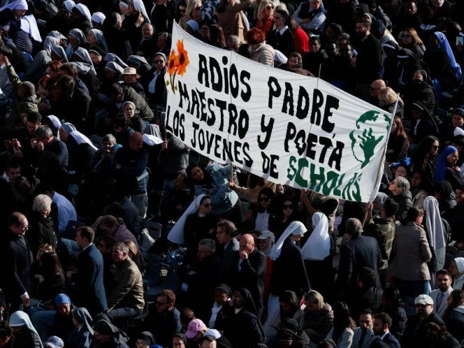 Miles de fieles acompañan al papa Francisco en su viaje hacia la eternidad