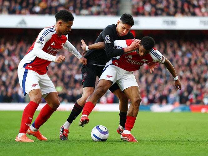 El Arsenal ve lejano al Liverpool; Edson Álvarez, titular